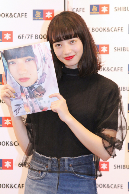 小松菜奈 1st写真集 Trabzon 発売記念握手会を開催 Cdjournal ニュース