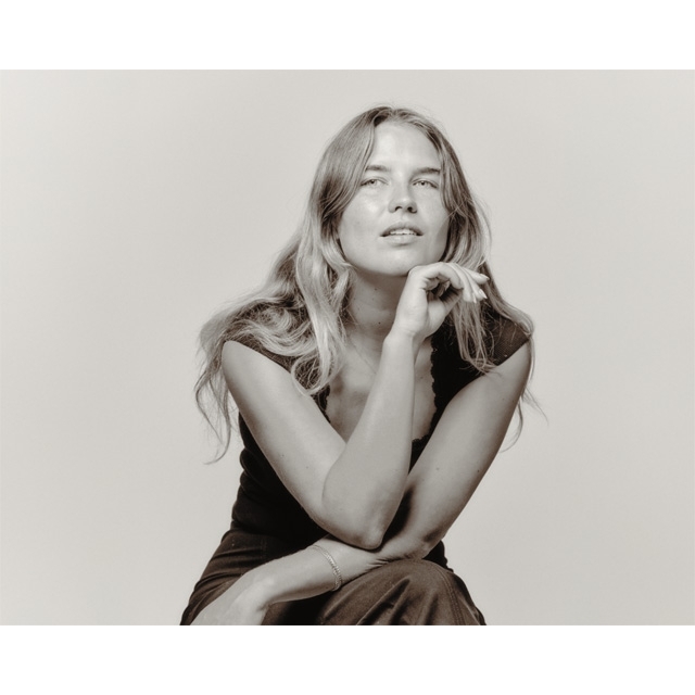 リザ・ロー、フィドル&コントラバスと録音した新曲「Birdsong」を発表