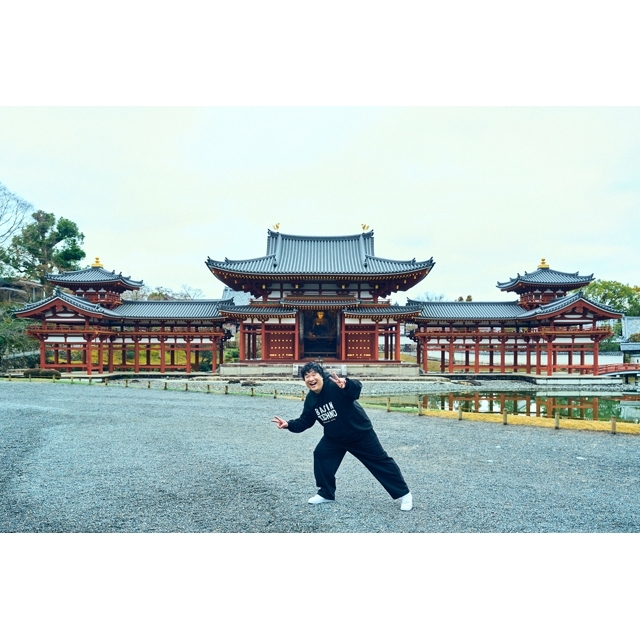 岡崎体育、デビュー前にしたためた24曲収録ベスト盤『盆地テクノ』リリース&Zeppツアー開催