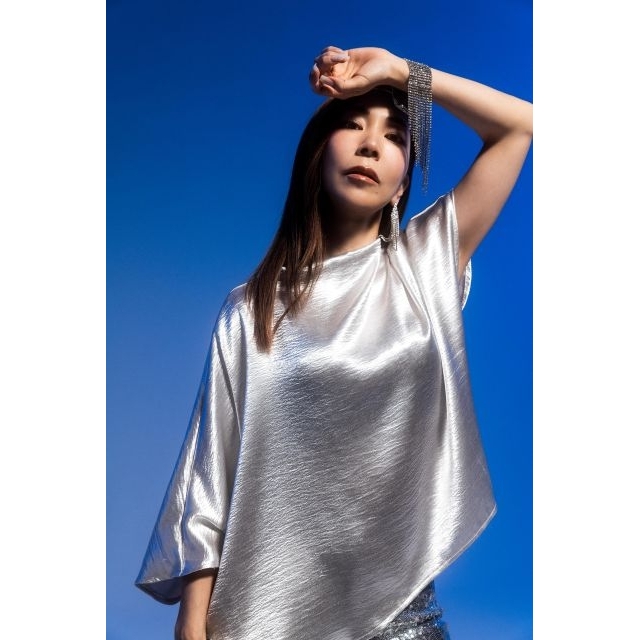 露崎春女、デビュー30周年記念ベスト発売決定 「GLAMOROUS(feat. michico)」先行配信開始