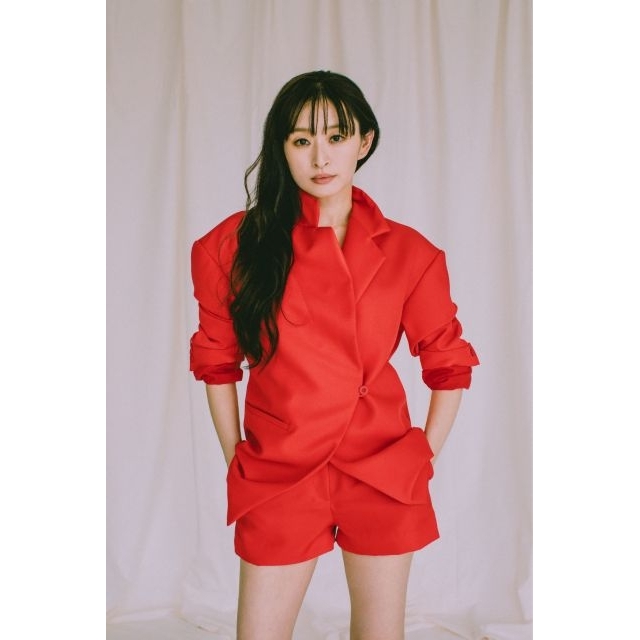 30周年を迎える島袋寛子、新ヴィジュアル写真公開&SNS開設