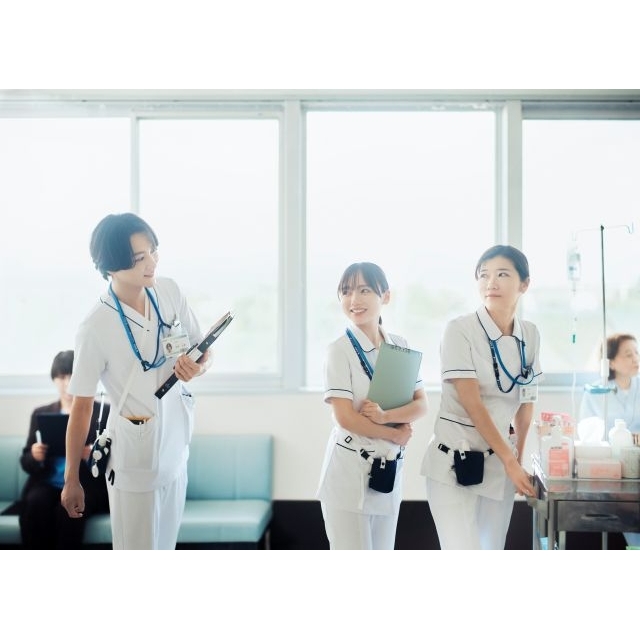 「ナース専科転職」のCMでヒコロヒーと齊藤京子と共演している男性は?