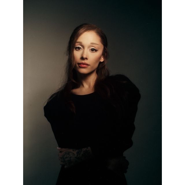 アリアナ・グランデ、新曲「hate that i made you love me」の映画仕立てのMV公開