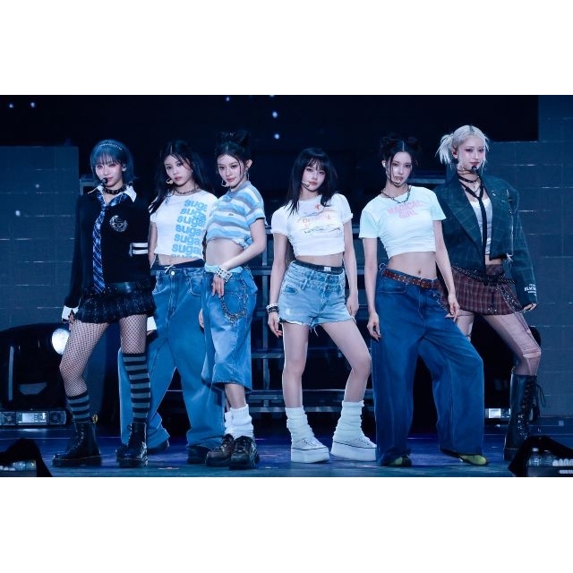 ILLIT、初のライヴ・ツアー完走 HANAのJISOO・MOMOKAがサプライズ登場し新曲ステージを披露