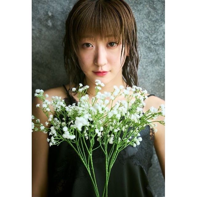 つばきファクトリーを卒業する秋山眞緒、メモリアルな写真集をリリース