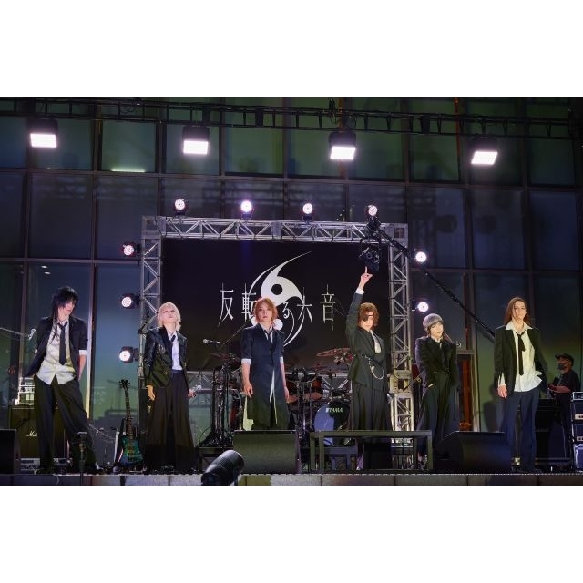 反転する六音、フリー・ライヴを新宿にて開催 1st LIVE TOURを発表