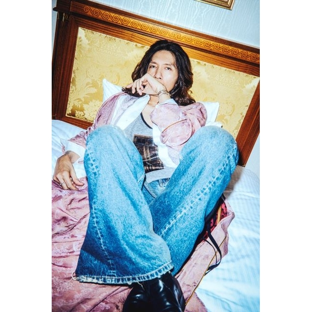 吉井和哉、12年ぶりの8thアルバム『イキモノエネジー』詳細発表&新アーティスト写真公開