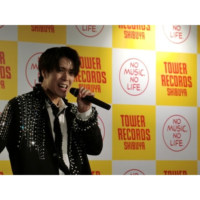 平松賢人、メジャー2ndシングル「ピジョッソ」リリース・イベント開催 プロデューサー・ROVINが駆けつけ祝福