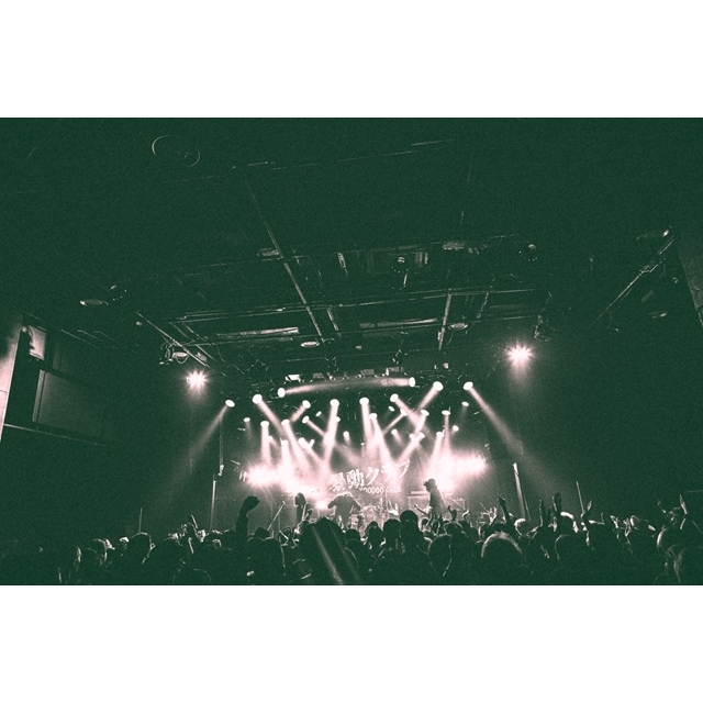 暴動クラブ、“暴動遊戯”ツアー最終公演のライヴ・レポートが到着 「暴動クラブは向こう側へ突き抜けた!」