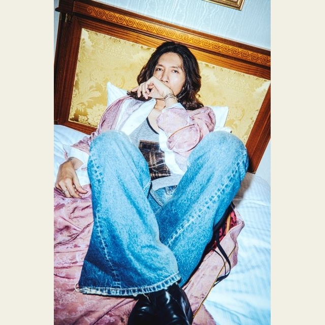 吉井和哉、12年ぶりの8thアルバム『イキモノエネジー』詳細発表&新アーティスト写真公開